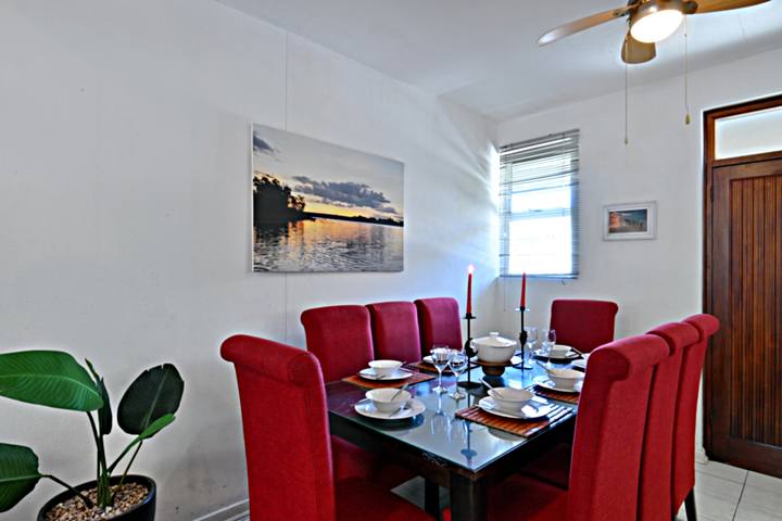 Bermuda 405 Dining Area